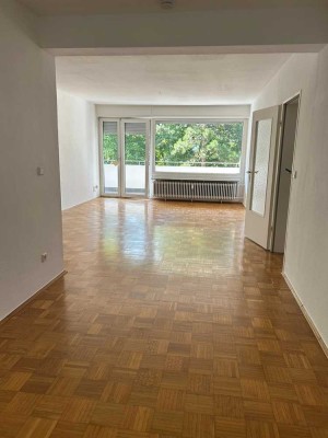 Provisionsfreie, renovierte, helle 3-Zimmer Wohnung mit Stellplatz