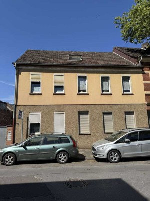 Vielseitiges 4 - Parteienhaus mit Rohbauanbau und Stellplatzoptionen