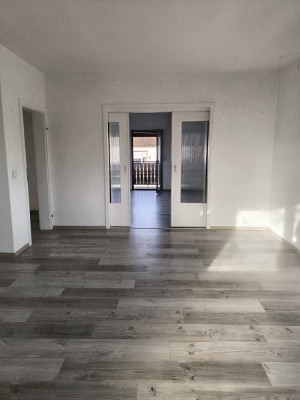 Helle, großzügige 4-Zimmer-Wohnung mit Balkon im Ortskern von Kleinostheim