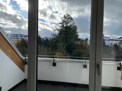 Neuwertige, wunderschöne, zentrale, hochwertige 2 Zimmer DG-Wohnung mit EBK u. Dachterrasse in USH