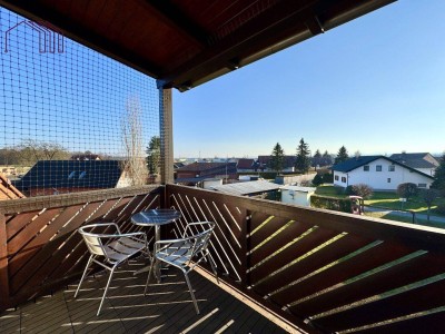 SONNE UND RUHE : Geräumige 2-Zimmer-Wohnung mit überdachtem Balkon und Carport