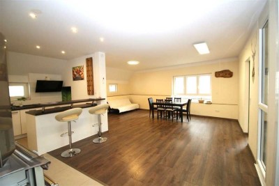 Einmalige Gelegenheit: Häuserensemble mit 2 Häuser, Hofraum und Werkstatt.