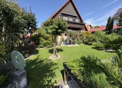 Großzügiges Zweifamilienhaus mit idyllischem Gartenparadies
