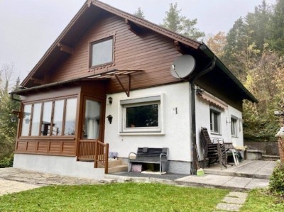 Idyllisches gelegenes Einfamilienhaus mit großer Grünfläche und herrlichem Fernblick: Wohnebene + Dachboden, Kellerhaus, Garage, Erd-Weinkeller, Schrägaufzug, am Ortsrand Kirchstetten, Nähe A1 + Westbahn, ca. 50 min. nach Wien!