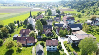 Sonniges Mehrfamilienhaus mit Nebengebäude und Garten (Kirche inaktiv)