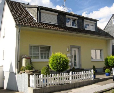 Mehrgenerationenhaus freistehend 3 Wohnungen, Garten, Terrasse, 2 Balkone, 2 Garagen, 3 Stellplätze