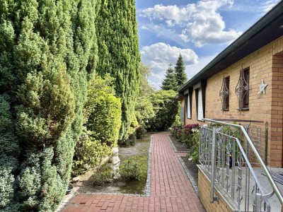 Großzügiges Einfamilienhaus mit Doppelgarage und schönem Garten