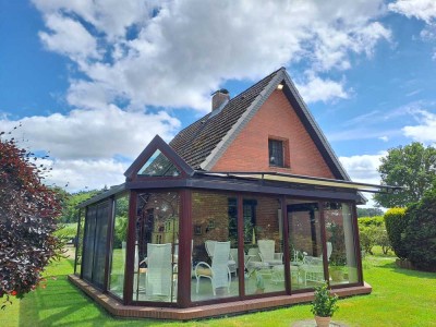Einfamilienhaus mit Wintergarten und Grundstück mit viel Potenzial