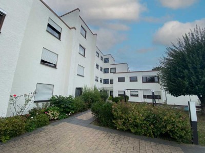 Wohnen mit Weitblick: Gepflegte Etagenwohnung mit Schwimmbad und Sauna nahe der Outletcity