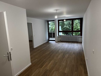 Erstbezug nach Renovierung! Stilvolle 2-Zimmer-Wohnung mit Balkon, Tiefgarage & ruhiger, grüner Lage