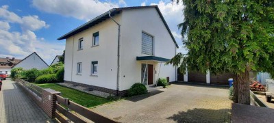 Unbefristet: Zweifamilienhaus mit idealer Raumaufteilung und Garten
