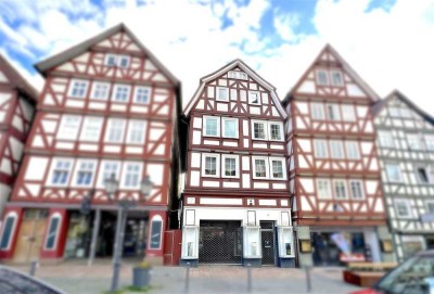 3 Wohnungen oder 5 Apartments: Wohnhaus möbliert, mit Gewerbefläche am Marktplatz in Homberg (Efze)