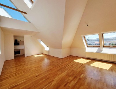 Lichtdurchflutete Maisonette mit Dachterrasse &amp; Klimaanlage – wohnen zwischen Landhausviertel &amp; Promenade