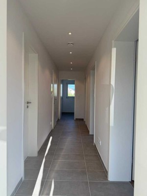 Erstbezug nach kompletter Sanierung: Helle, moderne 3-Zimmer Wonung mit Südbalkon und Garten