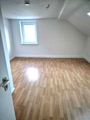 Renovierte 2,5-Zimmer-Dachgeschosswohnung