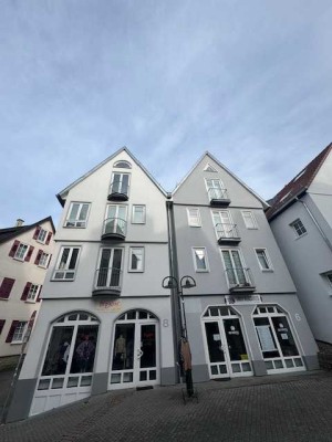 Gepflegte 2 Zimmer Wohnung im Ortskern/Altstadt von Herrenberg mit EBK und Duplexparker, WM 835€