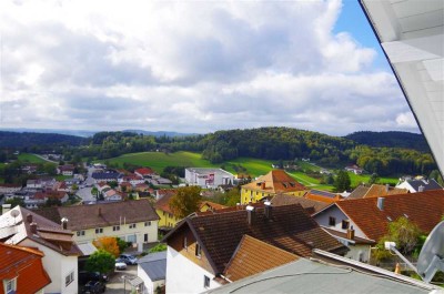 Nach Renovierung: Teilmöblierte 2-Zimmer-Dachgeschosswohnung in Fürstenstein