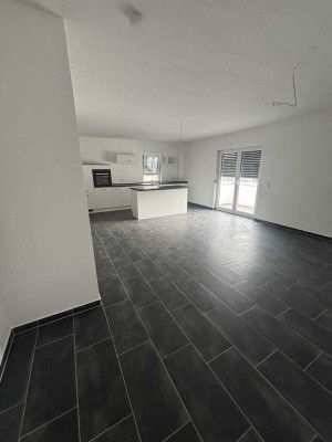 Hochwertige Neubau-Maisonette über 2 Etagen mit Fußbodenheizung, EBK, Balkon, Carport & Wärmepumpe