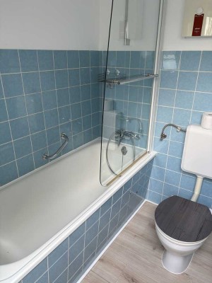 Attraktive und vollst. renovierte 2-Zimmer-Dachgeschosswohnung mit geh. Innenausstattung in Solingen