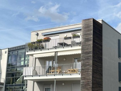 Hochwertige, top-gelegene 4-Zi.-Wohnung in oberster Etage mit gr. s/w Balkon, EBK, Aufzug, TG-Platz