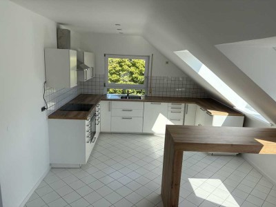 Modernisierte DG-Wohnung mit 2,5 Zimmern sowie Balkon und EBK in Leinfelden-Echterdingen