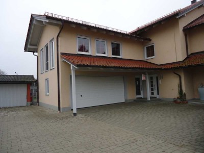 Schöne 4-Zimmer-Doppelhaushälfte mit gehobener Innenausstattung und EBK in Reichstorf