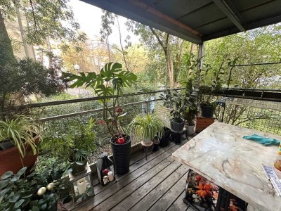 Große 3 Zimmer-Altbauwohnung mit Parkett und Balkon in ruhiger Hinterhoflage!