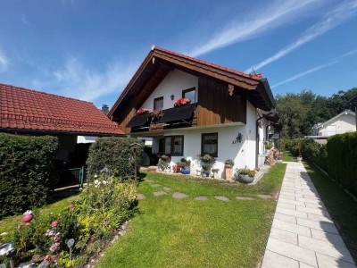 Bayrischer Charme: freistehendes Einfamilienhaus mit Komfort - Garten, Wintergarten und Outdoor-Pool