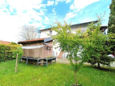 Idyllisch gelegenes Zweifamilienhaus mit separaten Eingängen, Garage, Carport und Garten