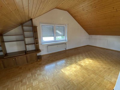 Gut geschnittene 3 - Zimmer - DG - Eigentumswohnung  mit großem Kellerraum und Carportabstellplatz