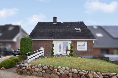 Kompakt & gemütlich: Modernes Haus mit 4-5 Zimmern und kleinem, idyllischem Garten in ruhiger Lage..