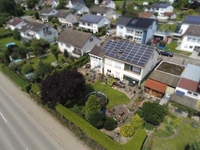 Wohnhaus mit drei Wohnungen, Doppelgarage und mehrere Stellplätze