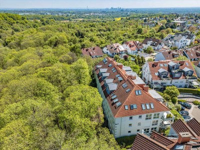 Provisionsfrei: Naturnahe 3,5 Zimmer DG-Maisonette-Wohnung mit Skylineblick, Balkon+Tiefgaragenplatz