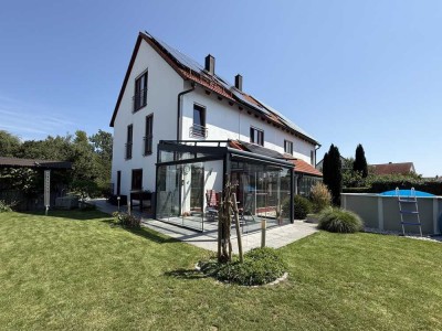 „Exklusiv in Ergolding – großzügige Doppelhaushälfte mit Gartenparadies, Wintergarten und Solaranlag