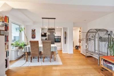 Wohnen mit Wasserblick – Großzügige Maisonette mit Galerie und Flair