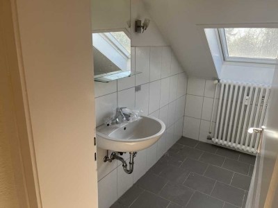 schöne DG Wohnung 2 Zimmer, Kochnische in Heiligenhaus zu vermieten ohne Balkon