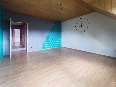 Schöne helle 3 ZKB-Dachgeschoss-Wohnung zum selber renovieren gegen mietfreie Zeit