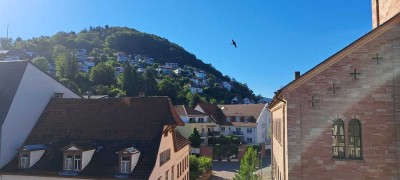 Erstvermietung von kernsanierter Wohneinheit mit Aufzug und herrlichem Ausblick