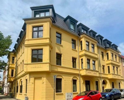 Schöne, neusanierte 2 Zimmer Wohnung mit Balkon