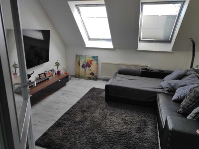 Schöne 3,5-Zimmer-Dachgeschosswohnung mit geh. Innenausstattung mit Balkon und EBK