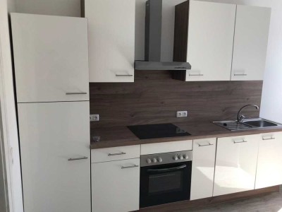 Werdau-Zentrum, gr. 2,5-Zi.-Whg. mit Einbauküche u. Stellplätzen (Wanne UND Dusche)