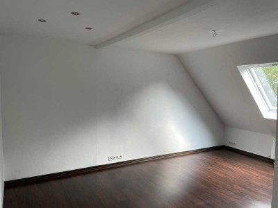 ruhige, schöne und sehr zentral gelegene 60 qm Wohnung bezahlen und 80 qm nutzen