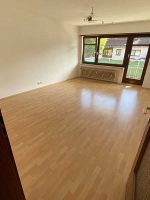 Sehr schöne u. ruhige 2-Zi-Whg mit Balkon und Einbauküche
