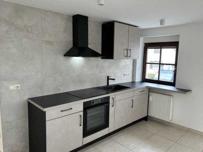 Schöne und vollst. renovierte 2-Raum-EG-Wohnung mit geh. Innenausstattung mit Freisitz und EBK