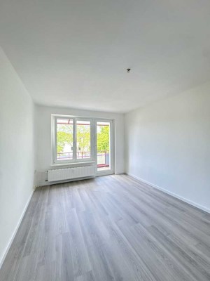 Besichtigung am 27.07. um 11.30 Uhr --- 3-Raum Wohnung mit Balkon und Keller in Berlin Plänterwald.