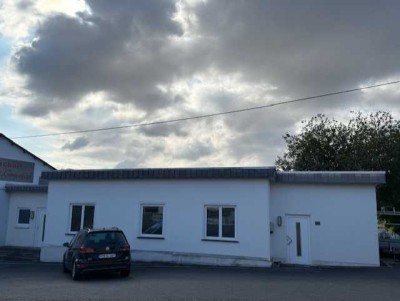 Ruhiges Wohnen & produktives Arbeiten: Barrierefreier Bungalow mit großer Werkstatt in Kottenheim