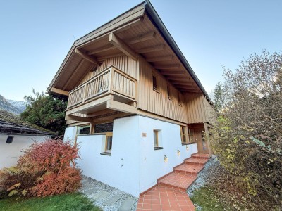 Einfamilienhaus im Zentrum von Neukirchen – 6 Zimmer, großem Garten, Garage &amp; Bürotrakt