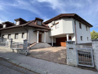 Das große Einfamilienhaus mit Indoor-Pool Garagen und Garten!