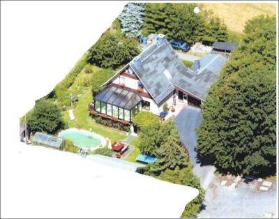 Schönes Einfamilienhaus mit Wintergarten, Salzwasserpool, Blockheizkraftwerk usw.