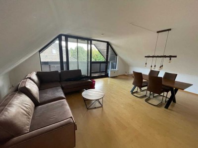 Schöne 2-Zimmer Dachgeschosswohnung mit großem begehbarem Schlafzimmerschrank + große Garage